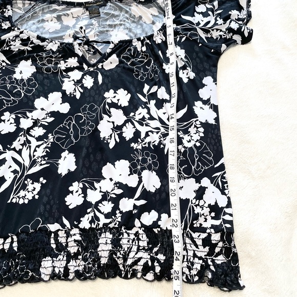 NEW Women’s Short Sleeve Floral Banded Hem Top - Picture 14 of 14